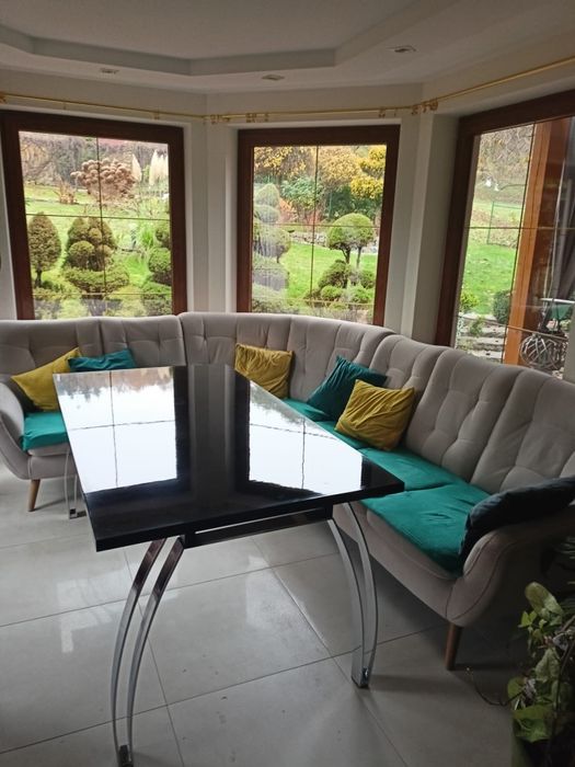 Piękny czarny stół