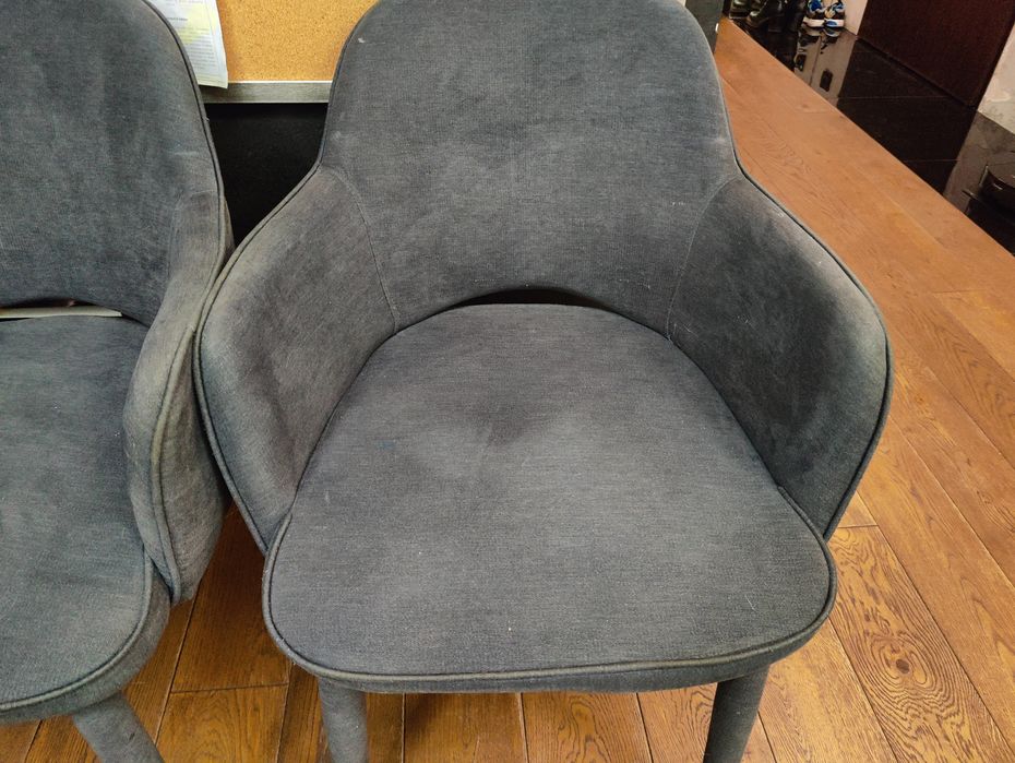 Wygodne i zadbane krzesło z szerokim oparciem