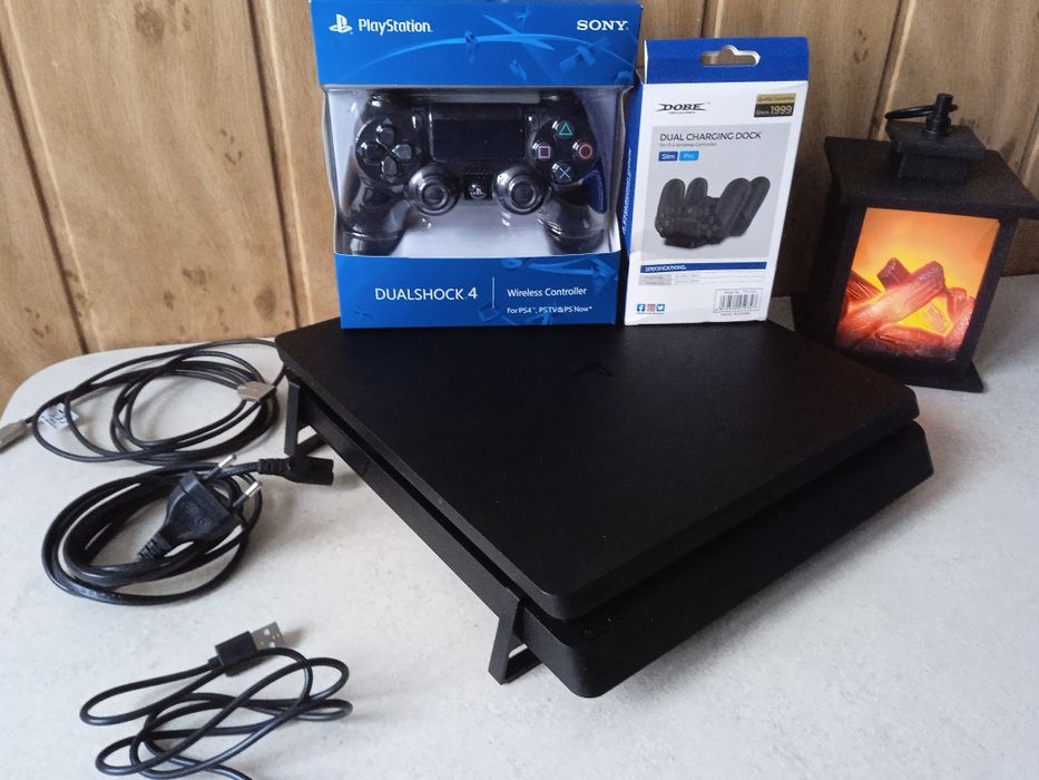 PS4 Slim+ pad + stacja dokująca + kable – sprawna, zadban