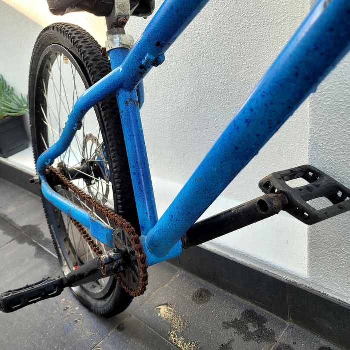 2 bicicletas, uma btt e uma dirt bike