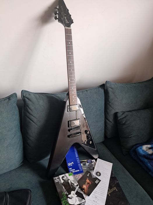 Gibson Flying V Satin Black na EMG + papiery + pokrowiec