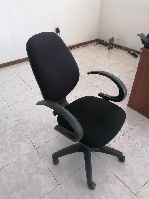 Cadeira de escritório giratória com rodinhas