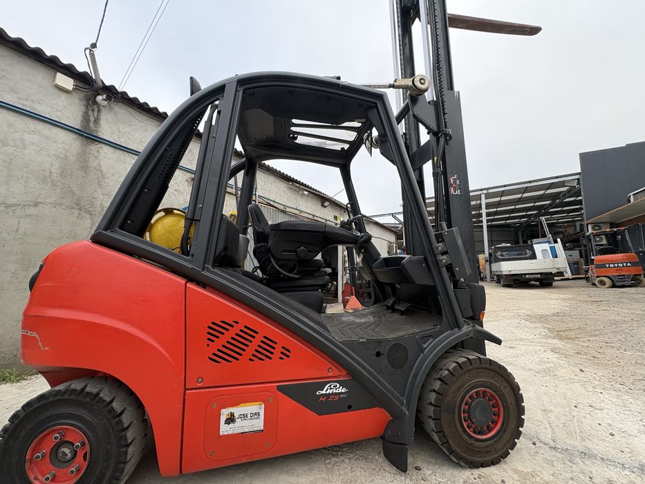 Empilhador Linde H25-02 – 2.500 kg