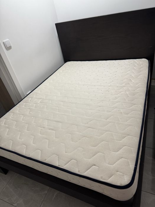 Cama de Madeira colchao e estardo