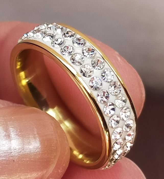 Vendo anel de aço com pedras