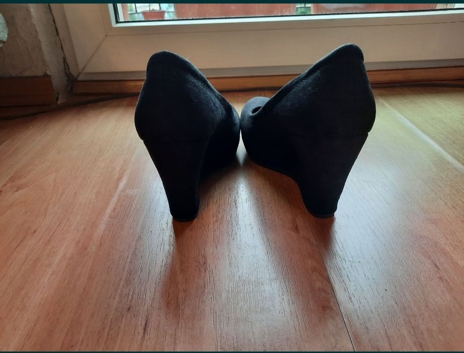 Buty - r 38 czarne na koturnie.