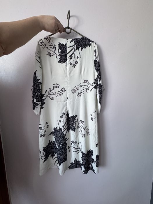 Елегантна сукня із рукавами