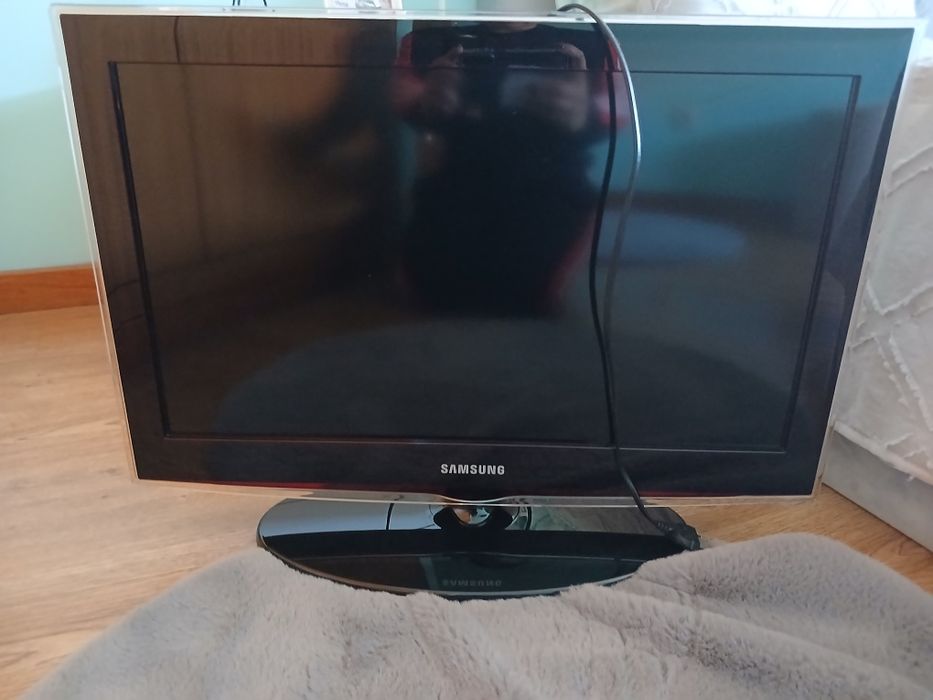 Tv samsung funciona muito bem .apenas tricamos por tamnaho maior