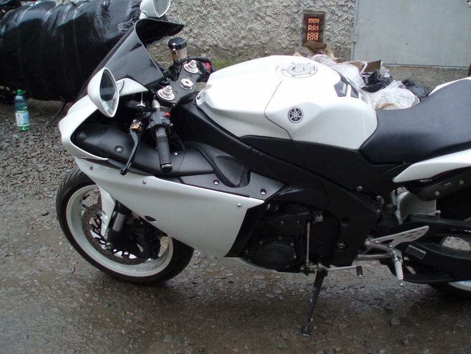 ямаха R1 спортбайк