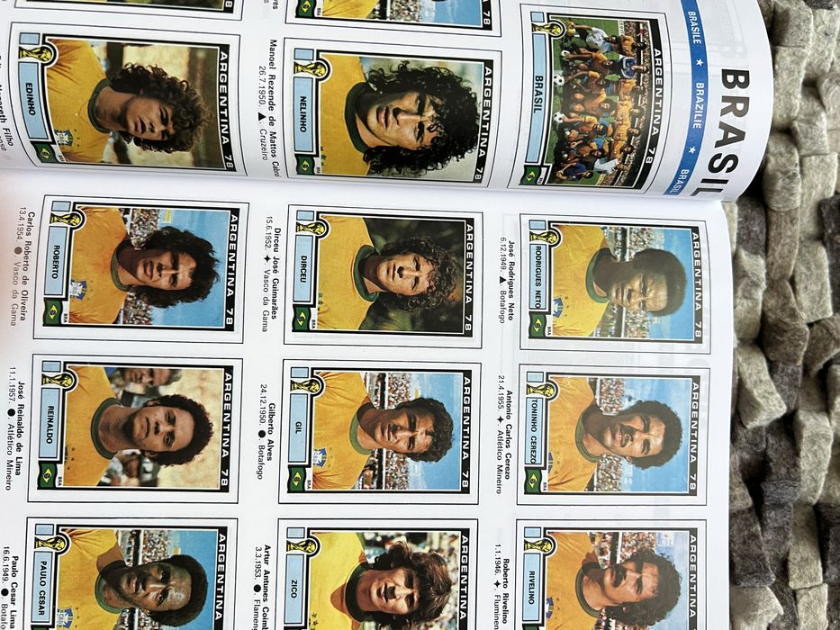 Livro com todas as cadernetas dos Mundiais de Futebol desde 1970 a 2026