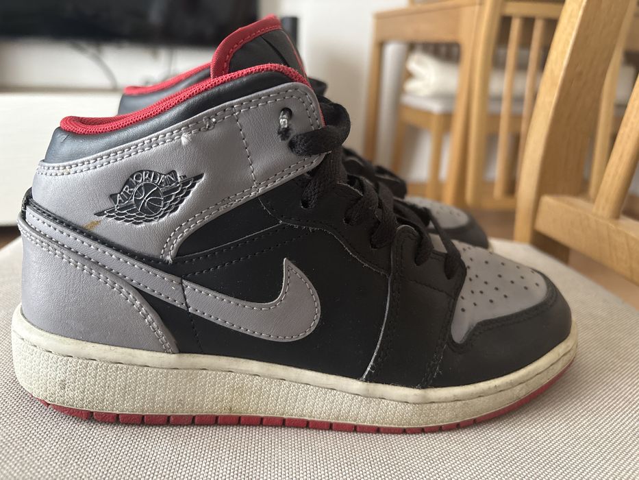 Nike Air Jordan 1 Mid "Light Smoke Grey".