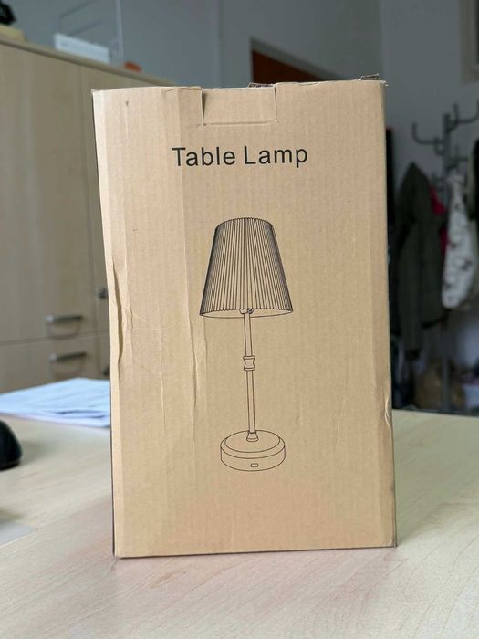Stylowa lampa stołowa