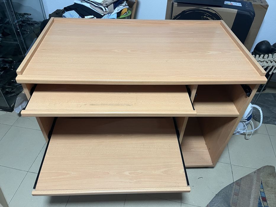 Secretária para estudo ou computador com prateleiras deslizantes e rodas