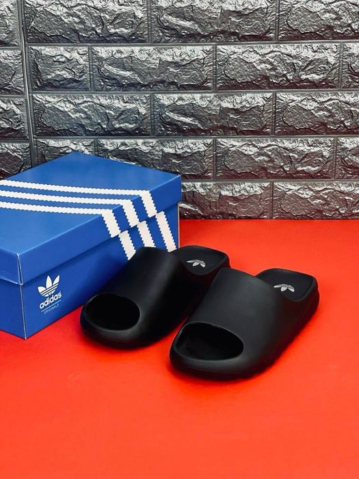 Шлепанцы Adidas Yezzy Bost / комнатные мужские шлепанцы / трендовые мужские красивки / адики слансы /  цельнолитые тапки в басейн