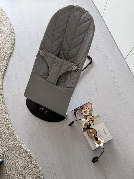 Babybjorn com capa e brinquedo como novo