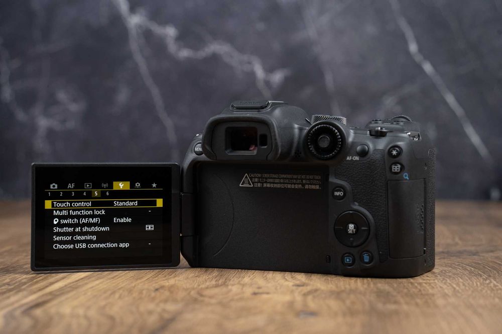 Canon EOS R7 – Stan jak nowy – < 1000 kliknięć – Pełny zestaw