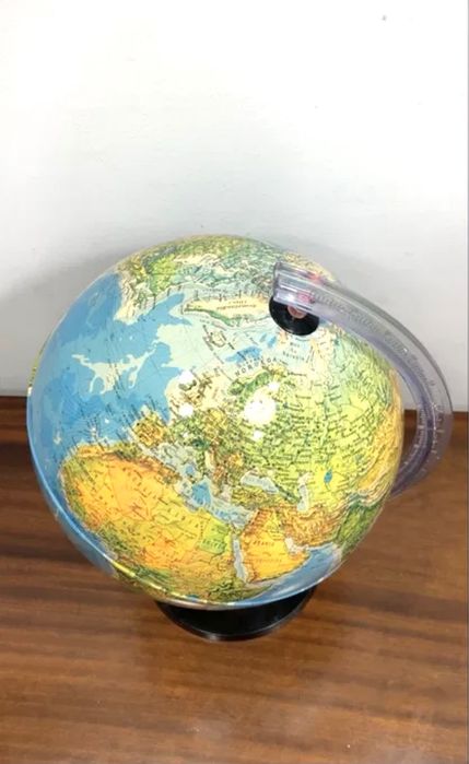 Globo terreste iluminado.