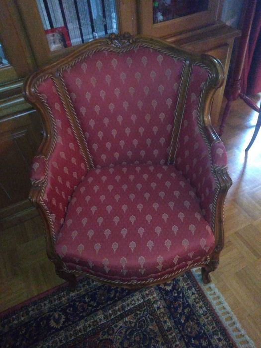 Terno de sofas estilo Luis XV em nogueira.