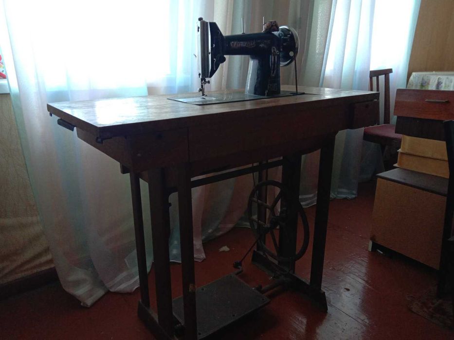 Швейна машинка. Польська фірма. Потребує реставрації.