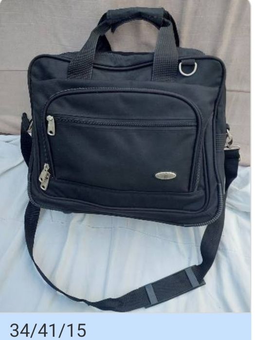 Сумка кейс на колёсах с выдвижной ручкой.