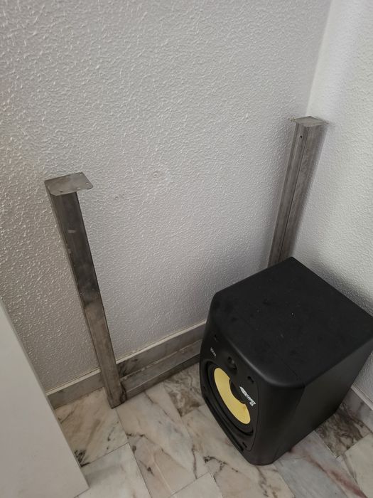 Secretaria com tampo branco e pés em inox