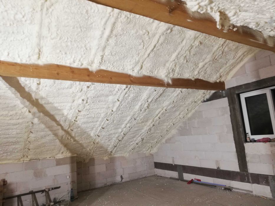 Ocieplanie pianą PUR , ocieplanie poddasza, sufitów, izolacja pianą