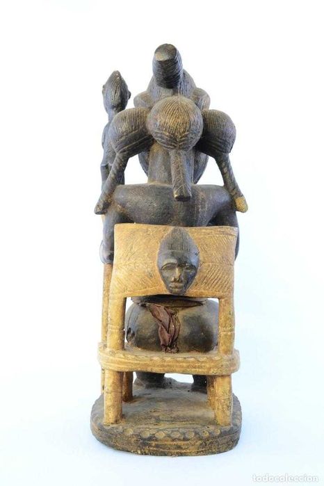Figura masculina Baule/Baoulé sentada, em madeira – Costa do Marfim