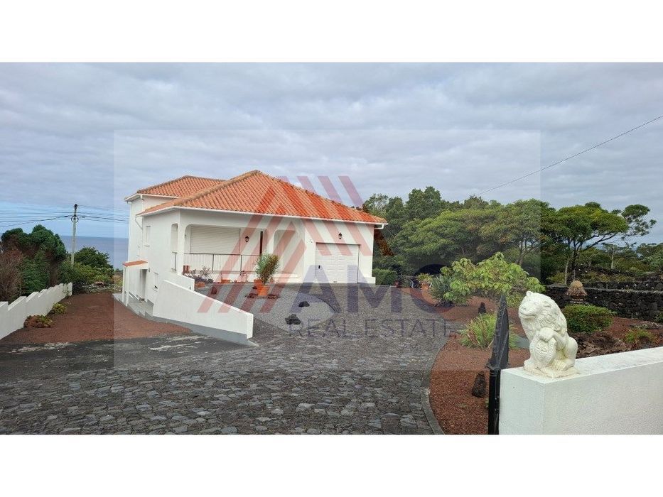 Moradia Com 2 Pisos 11 Divisões E 2 Garagens Na Candelária, Madalen...