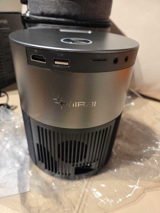 Projektor LED o rozdzielczości 1920 x 1080 -rzutnik na ścianę