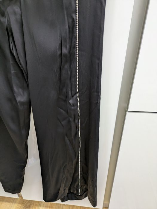 Calças pretas tecido Zara XL
Pormenor de brilhantes na lateral das per