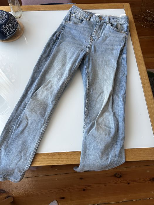 niebieskie jeansy skinny z wysokim stanem