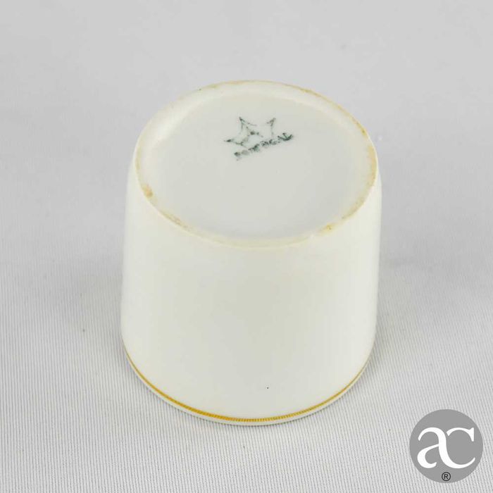 Taça e pires em porcelana Artibus, com friso a ouro