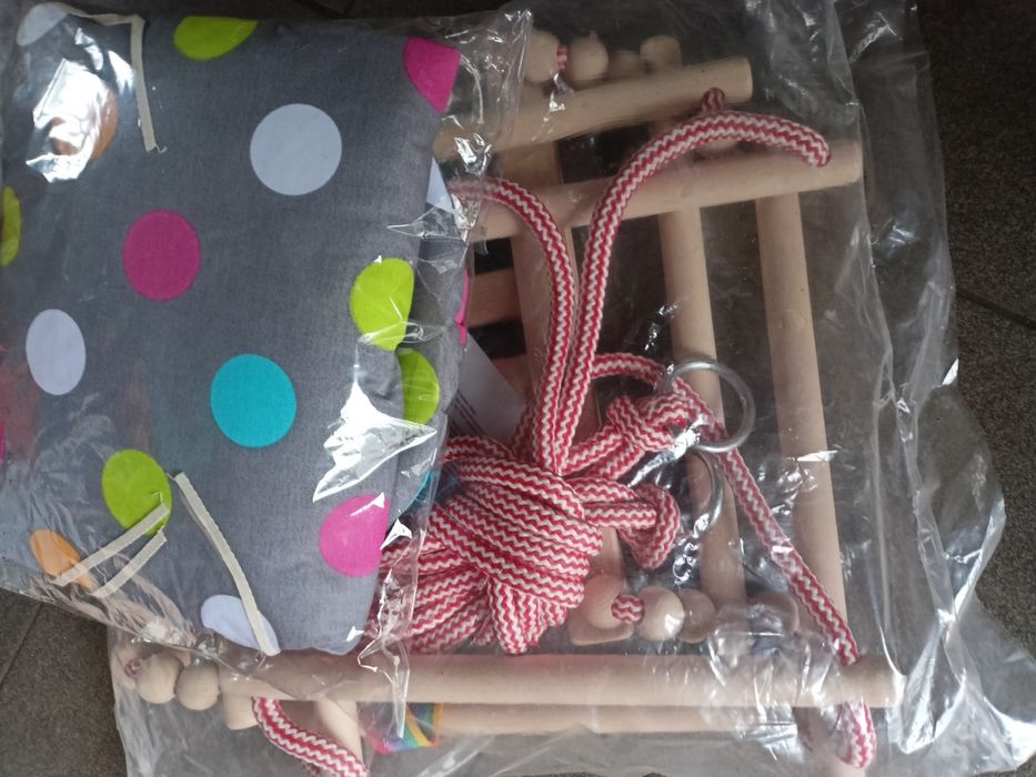 Huśtawka drewniana z miękkim materacykiem oparciem