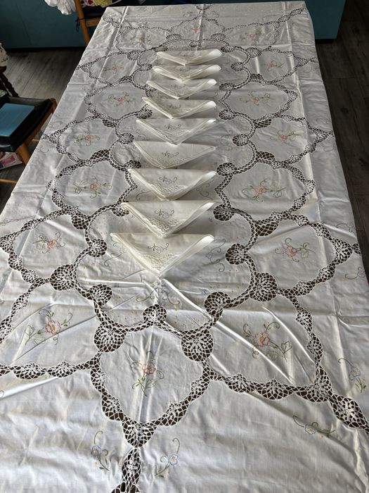 Toalha de mesa com crochê e bordado manual - Novo