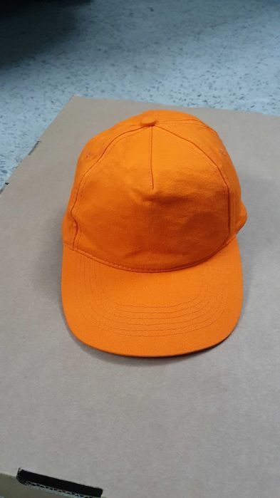 Кепка помаранчева.