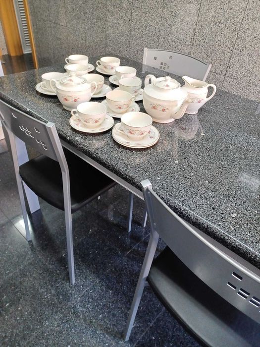Conjunto de Chá Antigo em Porcelana – Elegância Clássica