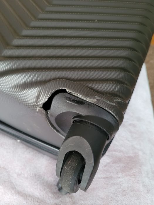 Duża  walizka z kółkami obrotowymi