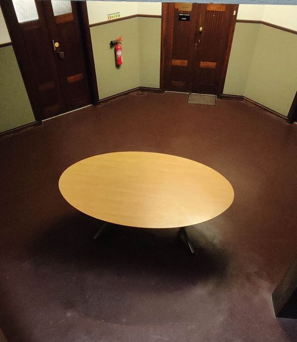 Mesa oval de escritório da marca Ahrend com 2 metros