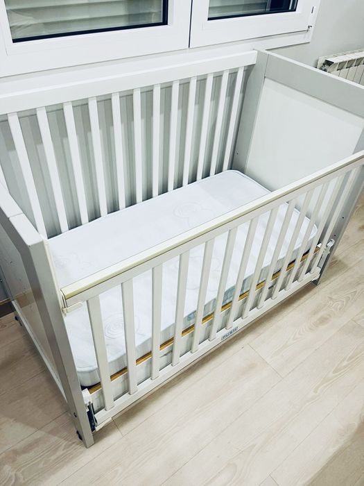 Cama de bebé com gaveteiro.