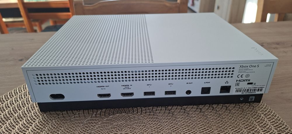 XBOX ONE S 1TB + pad