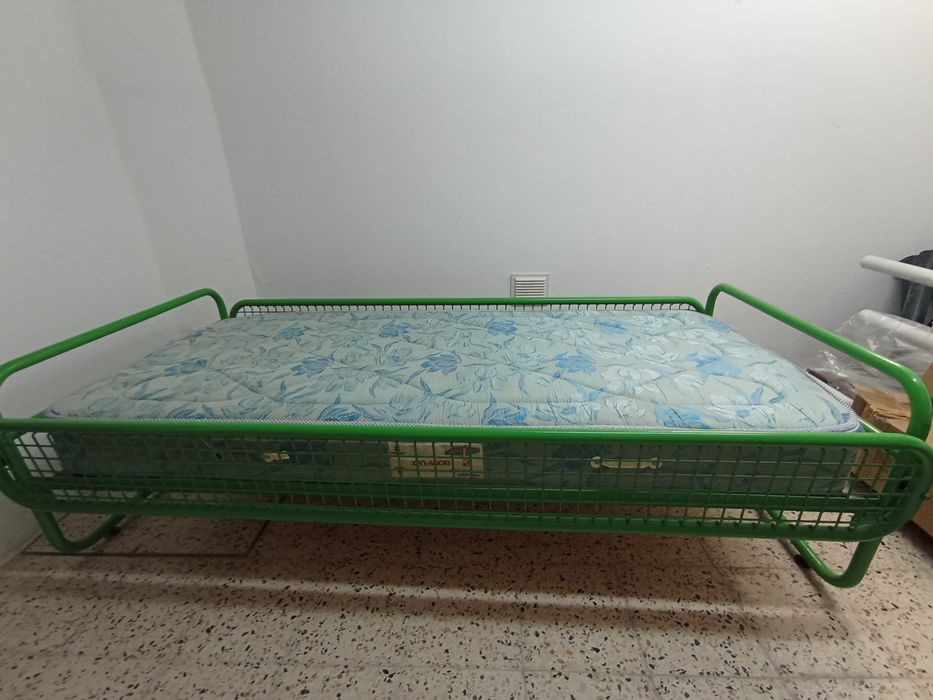 Cama de solteiro em ferro com colchão