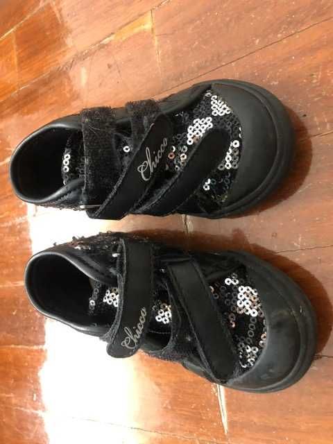 Sapatilhas de bebé pretas e prateadas da Chicco tamanho 20