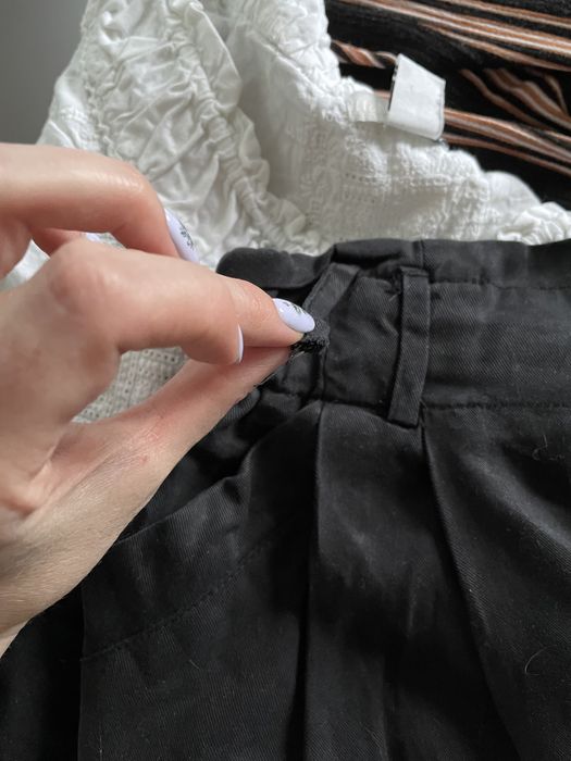 Czarna spodnica mini Bershka urwana szlufka