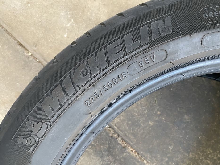 Dois pneus usados, Michelin e Continental