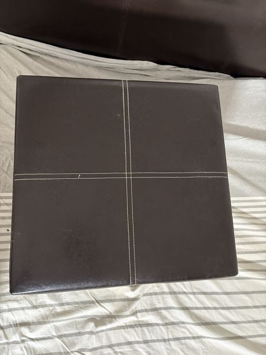Estrutura de cama com estrado e mesas de cabeceira