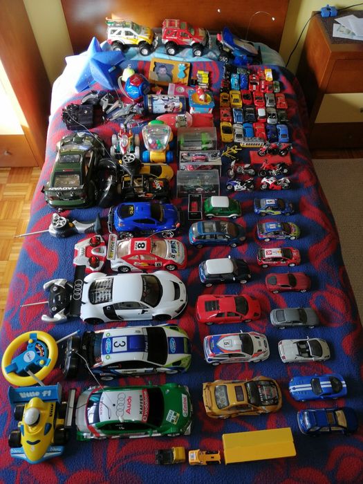 Carros, vários modelos.