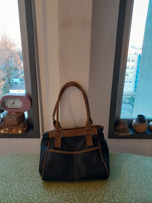 Vendo Mala de Senhora muito bonita como nova