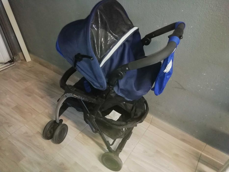 Carrinho de bebé com capa para a chuva