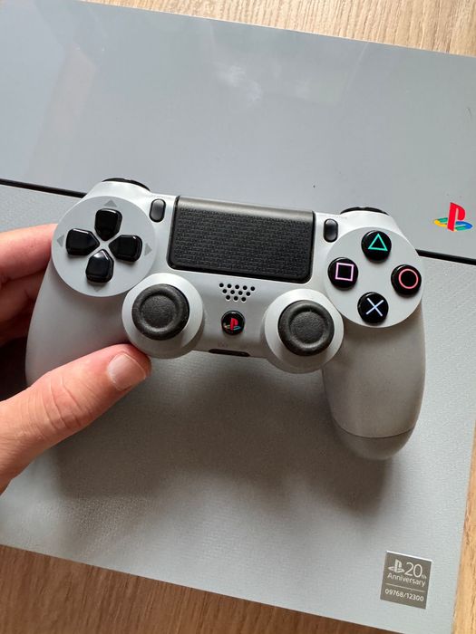 PlayStation 4 20º Aniversário Edição Limitada (rara foram produzidas apenas 12300 unidades no mundo)