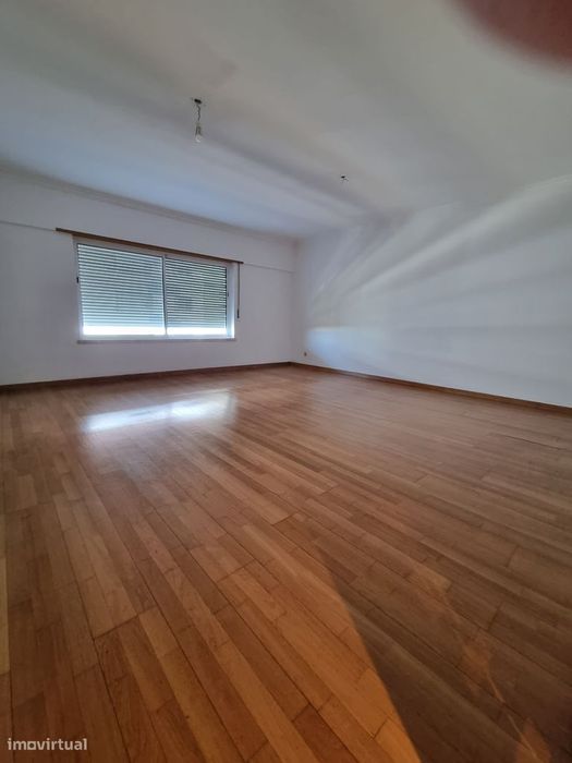 Apartamento T3 com garagem no Prior Velho